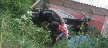 Carro cai de ribanceira e atinge casa em Ouro Preto