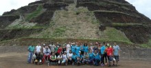 Participantes posam próximos ao Pico, que visivelmente já está bem degradado devido à atividade mineradora