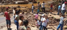 Algumas pessoas conseguem visitar o que sobrou de suas casas e rever objetos perdidos na lama